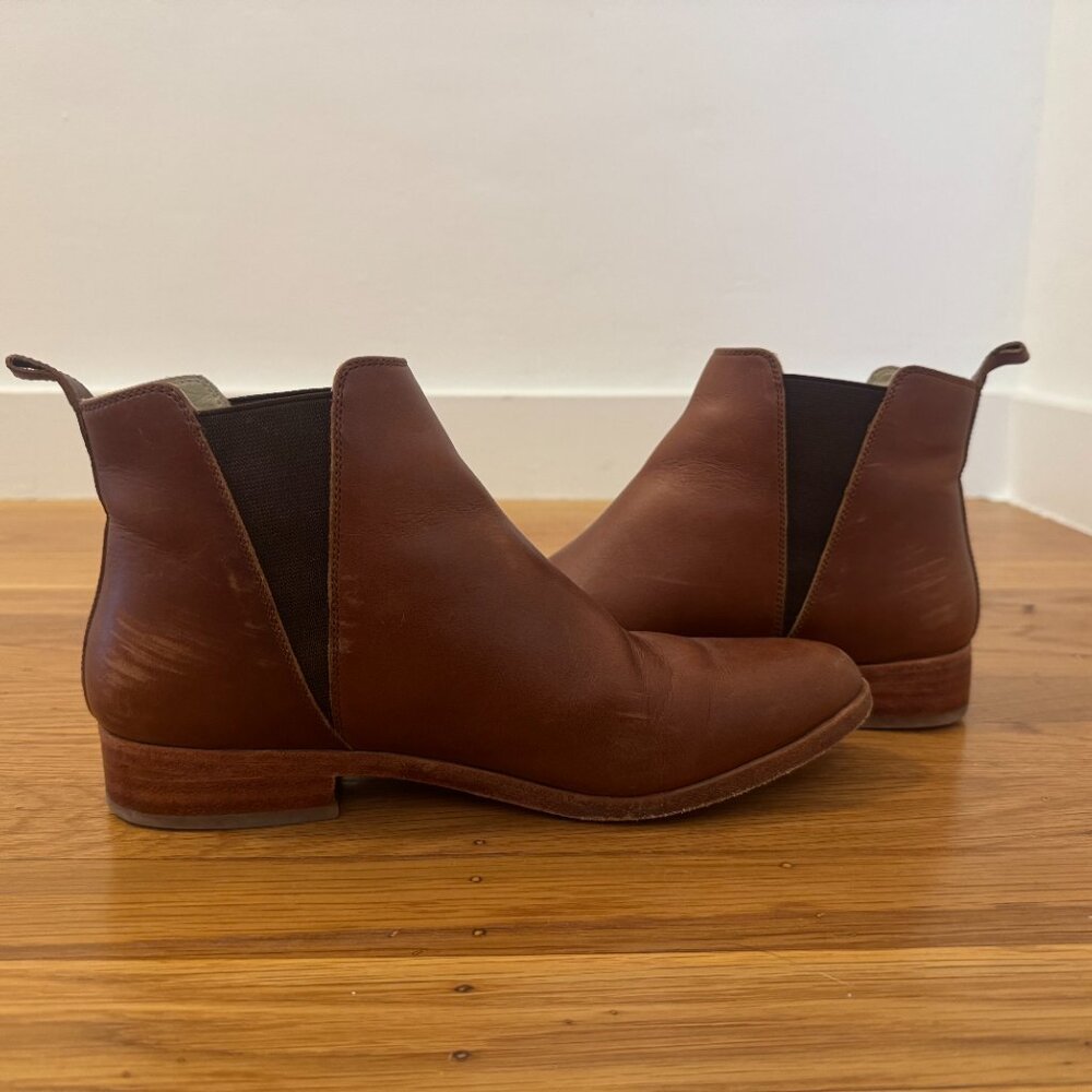 Nisolo Everyday Chelsea Boot, pointed toe, Brandy, 8.5 - Picture 4 of 7